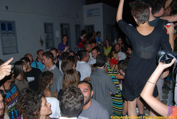 Φωτογραφία από το street party στον Αρτεμώνα της Σίφνου