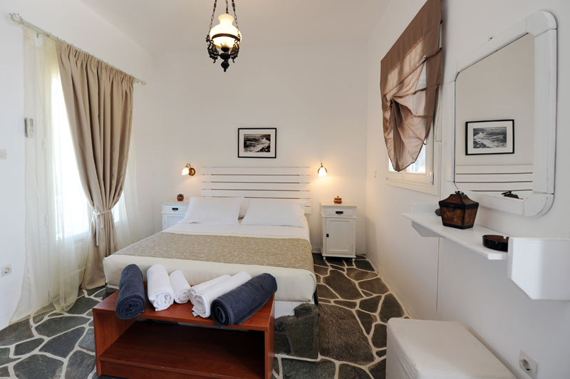 Δωμάτια και διαμερίσματα Νότος, Πλατύς Γιαλός - Σίφνος