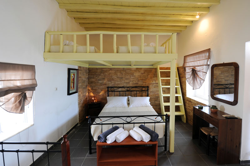 Δωμάτια και διαμερίσματα Νότος, Πλατύς Γιαλός - Σίφνος