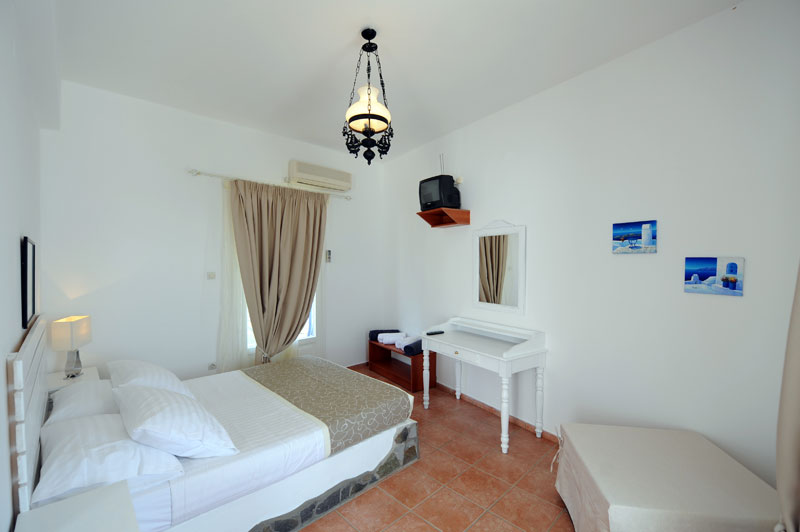 Δωμάτια και διαμερίσματα Νότος, Πλατύς Γιαλός - Σίφνος