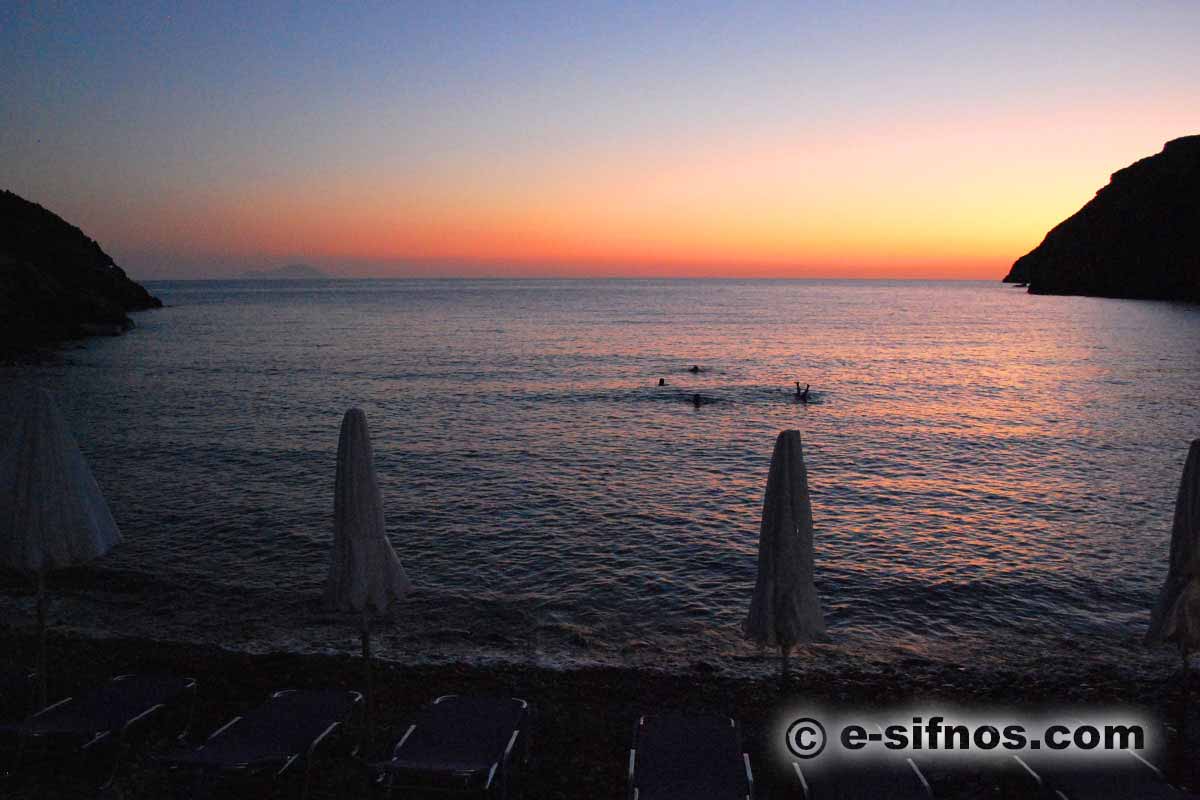 Ηλιοβασίλεμα στην παραλία Βρουλίδια στη Σίφνο
