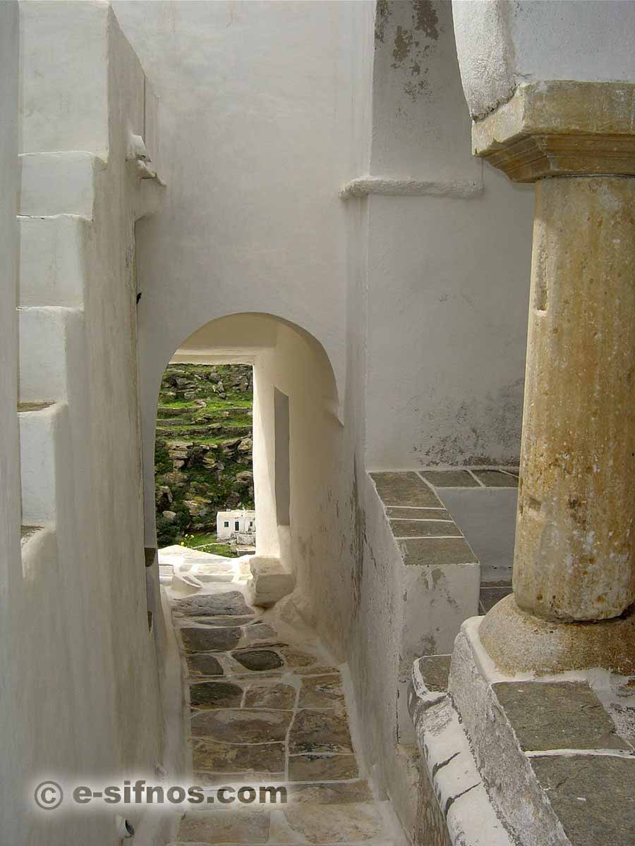 Σοκάκι στο Κάστρο Σίφνου. Πρώτο πλάνο αρχαίος κίονας