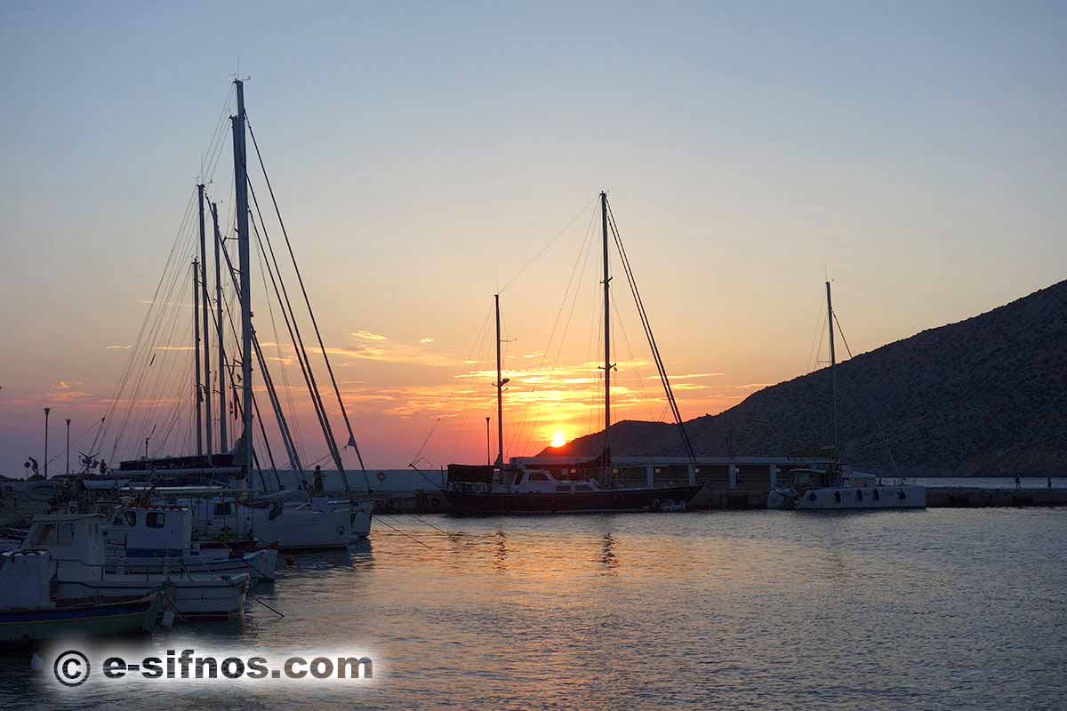 Ιστιοφόρα αραγμένα στο λιμάνι στο ηλιοβασίλεμα