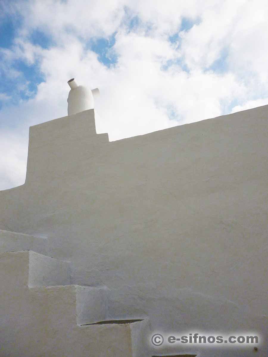 Άσπρος κεραμικός φλάρος σε σπίτι στο Πάνω Πετάλι