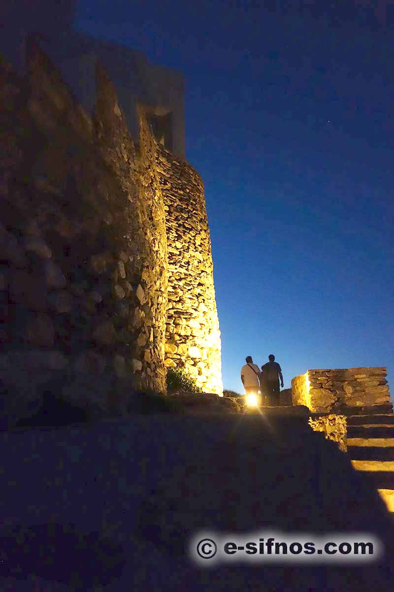 Περπατώντας στο Κάστρο στη Σίφνο