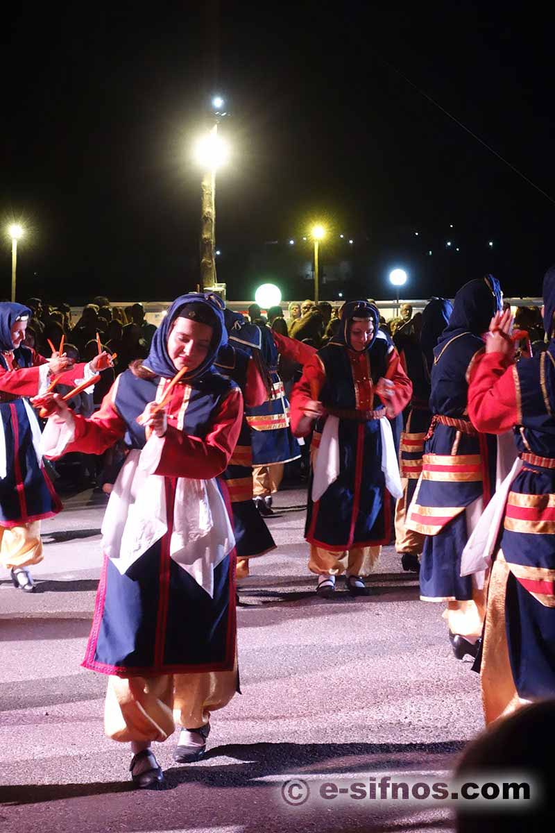 Επίδειξη παραδοσιακών χορών στο τέλος της μέρας στο Φεστιβάλ Τσελεμεντέ