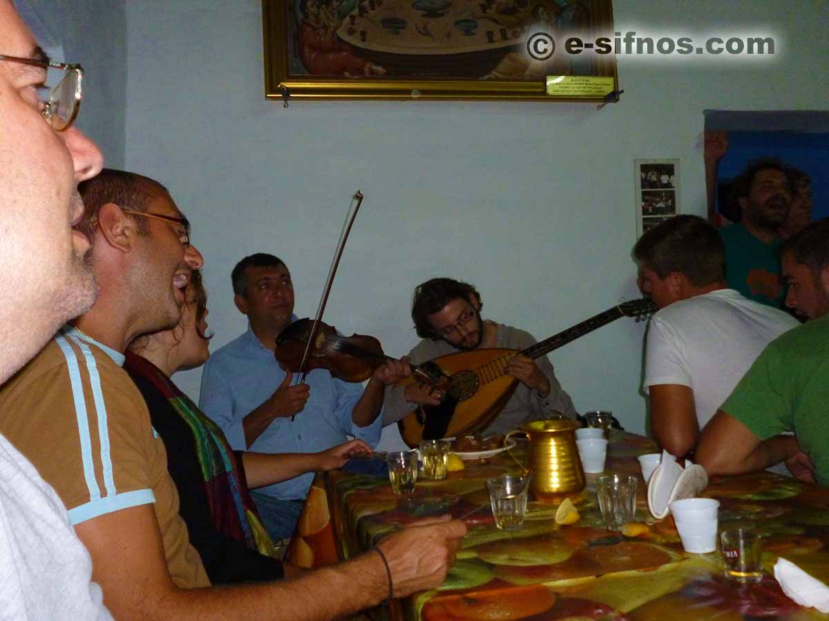 Τα βιολιά παίζουν στο πανηγύρι του Άι Γιάννη Μαύρο χωριό και ο κόσμος τραγουδάει