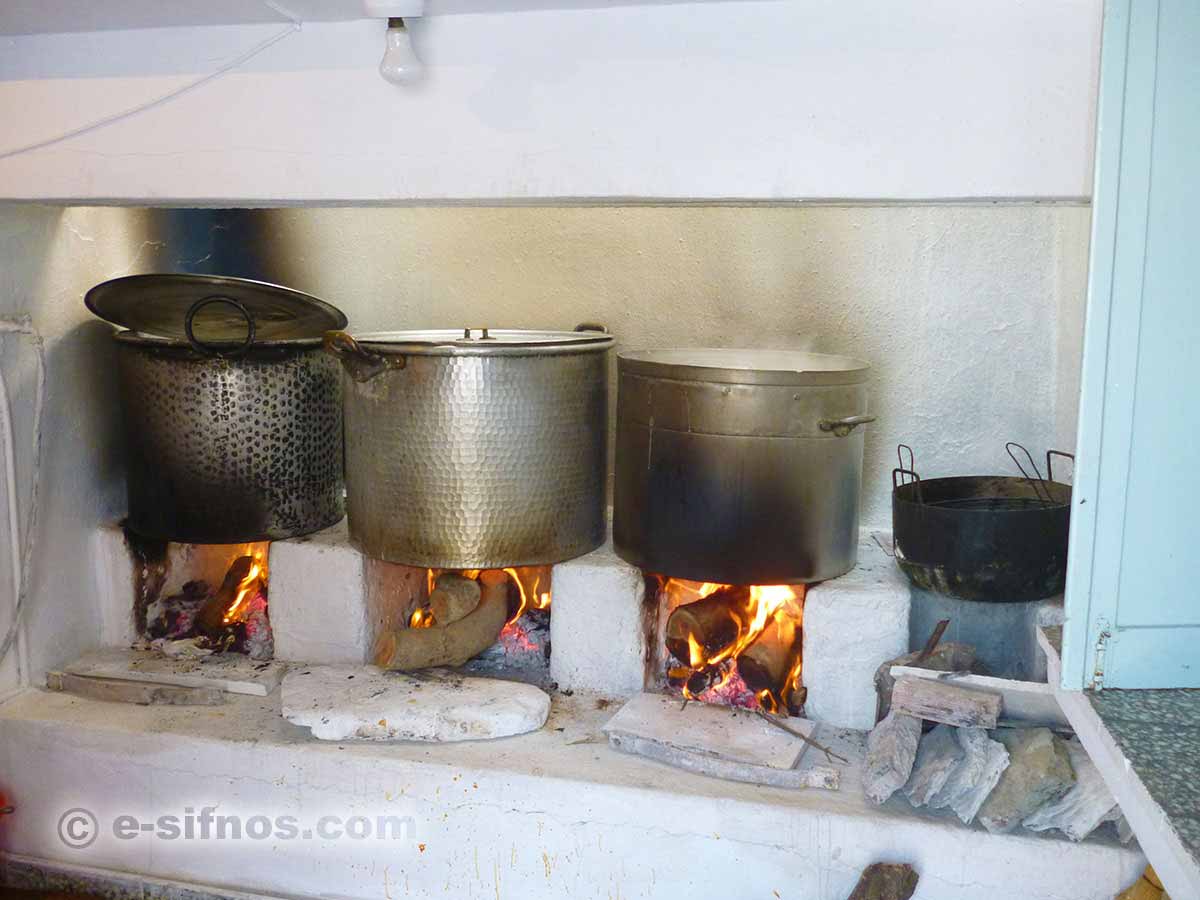 Μαγείρεμα σε μεγάλα καζάνια για το πανηγύρι στο Σταυρό του Φάρου, στις 13 Σεπτέμβρη