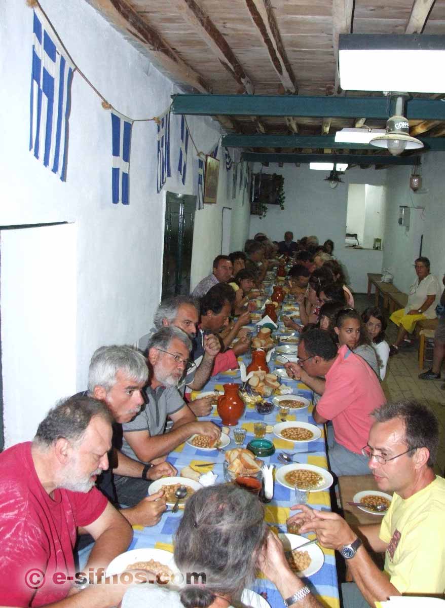 Ο κόσμος τρώει ρεβιθάδα στο πανηγύρι της Παναγίας Τόσο Νερό