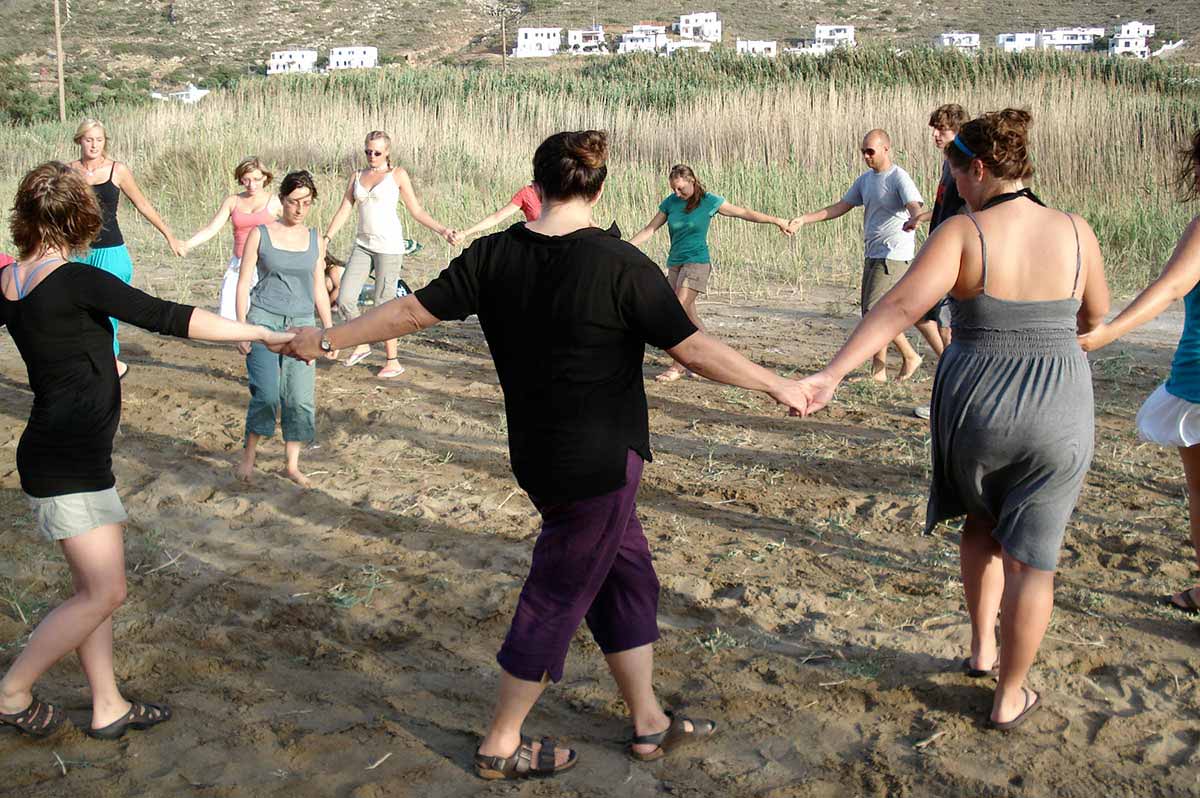 Μαθήματα παραδοσιακών χορών στη Σίφνο